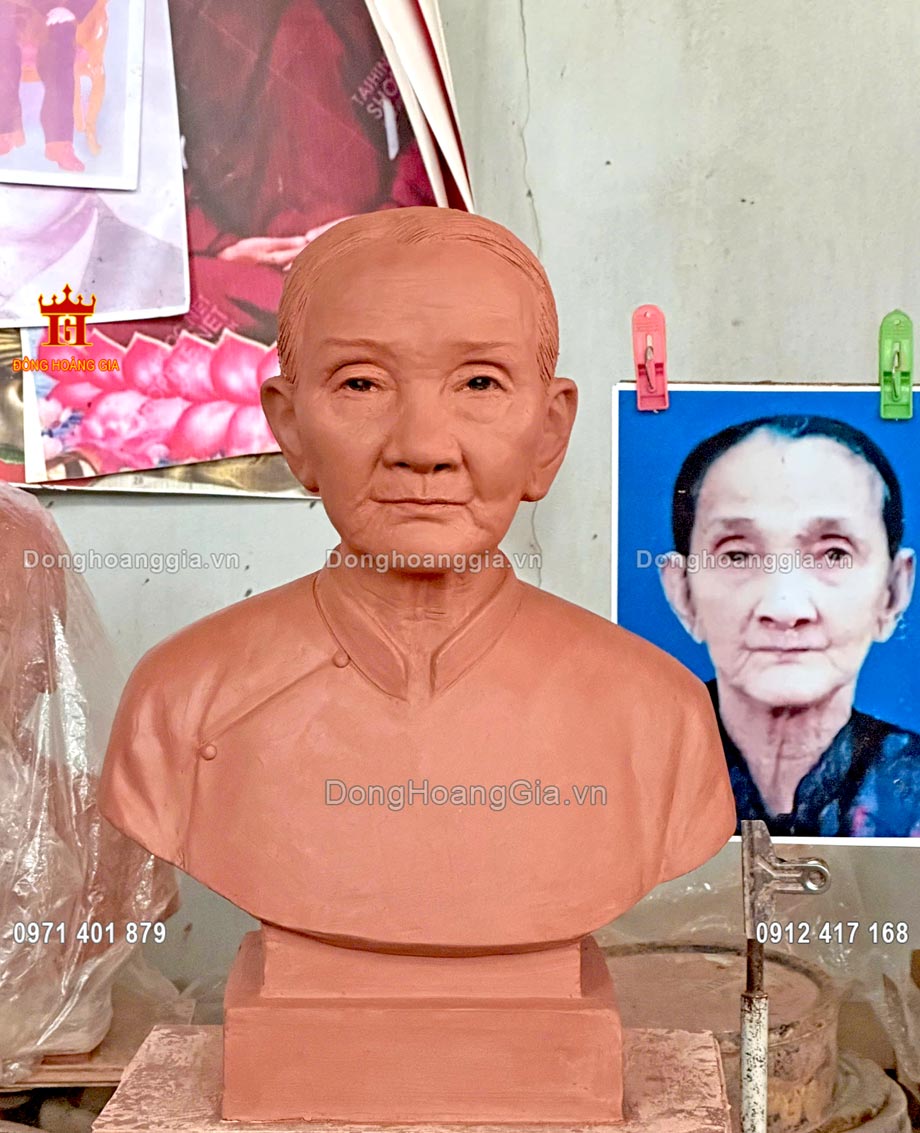 Đắp mẫu tượng chân dung cụ bà bằng đất chuẩn theo tư liệu cung cấp